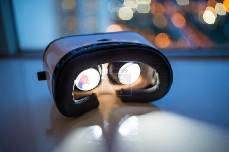 Virtual reality device with light up