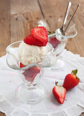 Vanilla ice cream with strawbberies