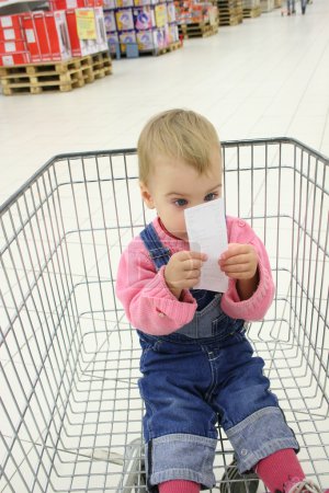 Baby in shopingcart watch check