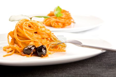 spaghetti with olives and tomatoesauce