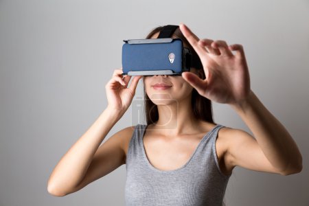 woman using the virtual reality device