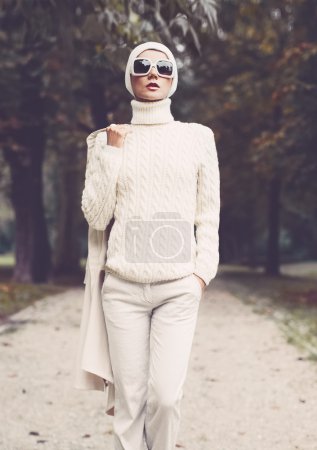 Portrait stylish lady in white glamorous clothes. Fall urban style