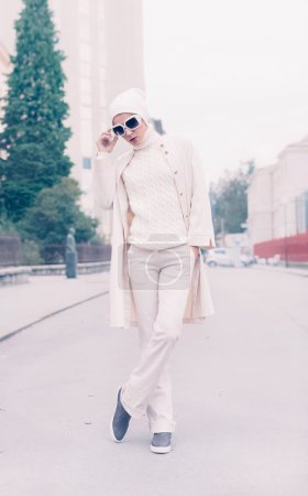 Portrait stylish lady in white glamorous clothes. Fall urban sty