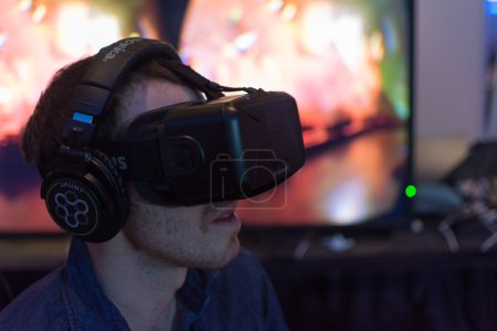 Guy tries virtual glasses headset