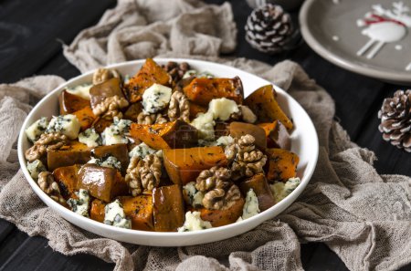 Salad with pumpkin, walnuts and blue cheese