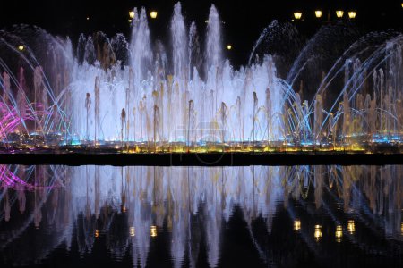 A fountain at night