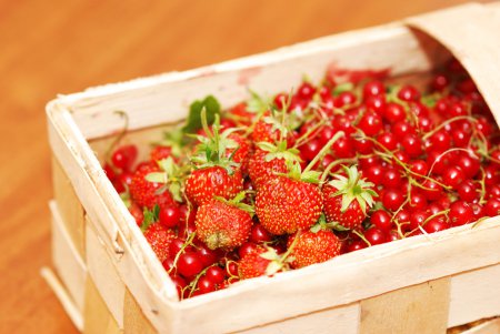 Red currant & strawberry in basket