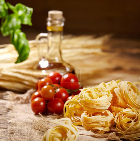Vine tomatoes, basil, spaghetti