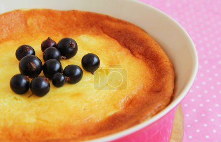 Sour cream cake with black current