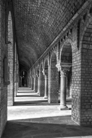 Ripoll monastery columns inside, black and white