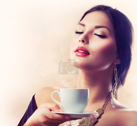 Coffee. Beautiful Girl Drinking Tea or Coffee