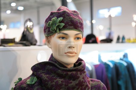 Woman mannequin in hat