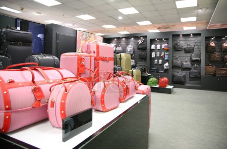 Division of bags and trunks in store