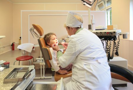 Stomatologist treats to child teeth