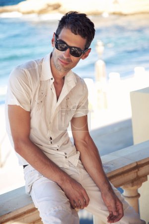 Young man wearing sunglasses in sunny day