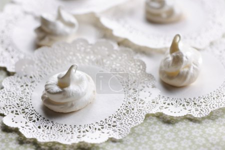 Cream meringues