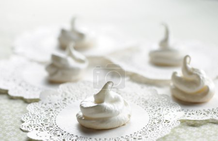 Cream meringues