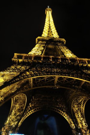 Eiffet tower in paris at night