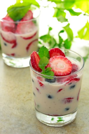 Vanilla yogurt with strawberries