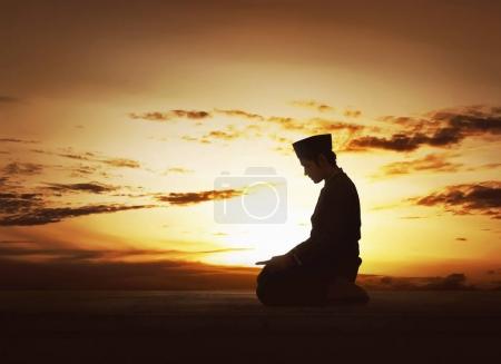 muslim man praying