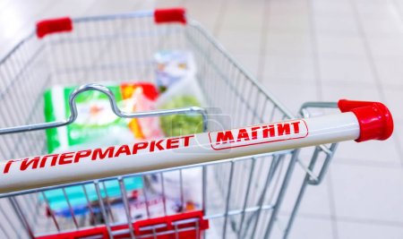 Shopping cart family hypermarket Magnet. Russia's largest retail