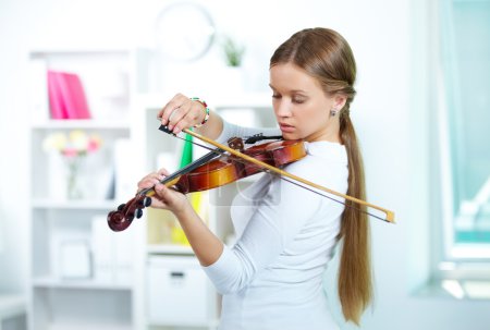 Play the violin
